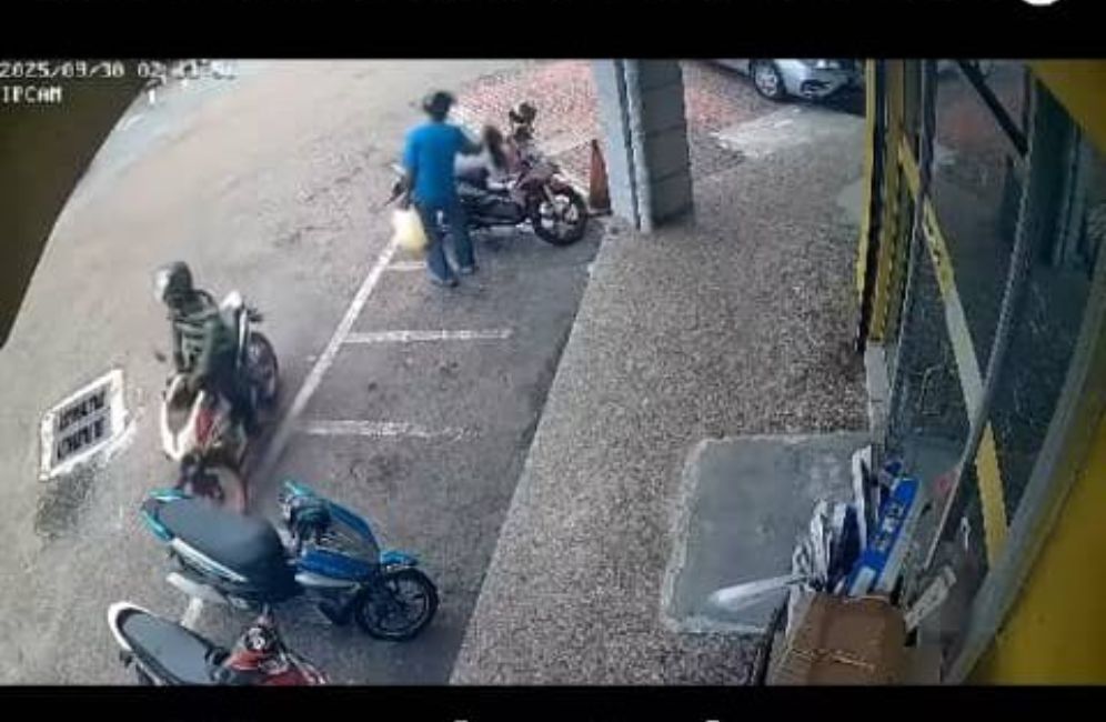 Dua lelaki curi beg sekolah dari motosikal di Kluang